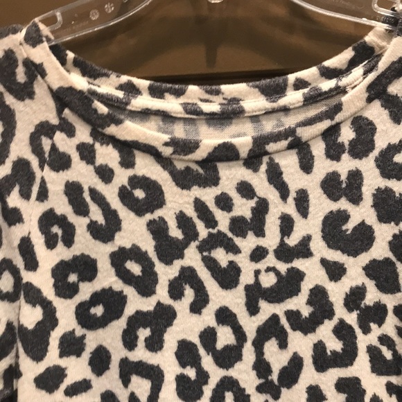 Leopard print pullover light weight material, adult XS excellent condition - Picture 3 of 5